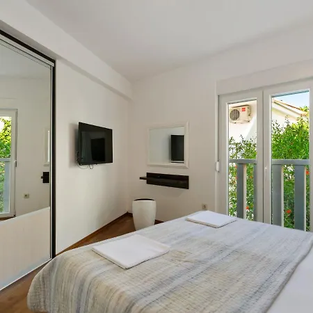 Delightful In Drvenik With Balcony